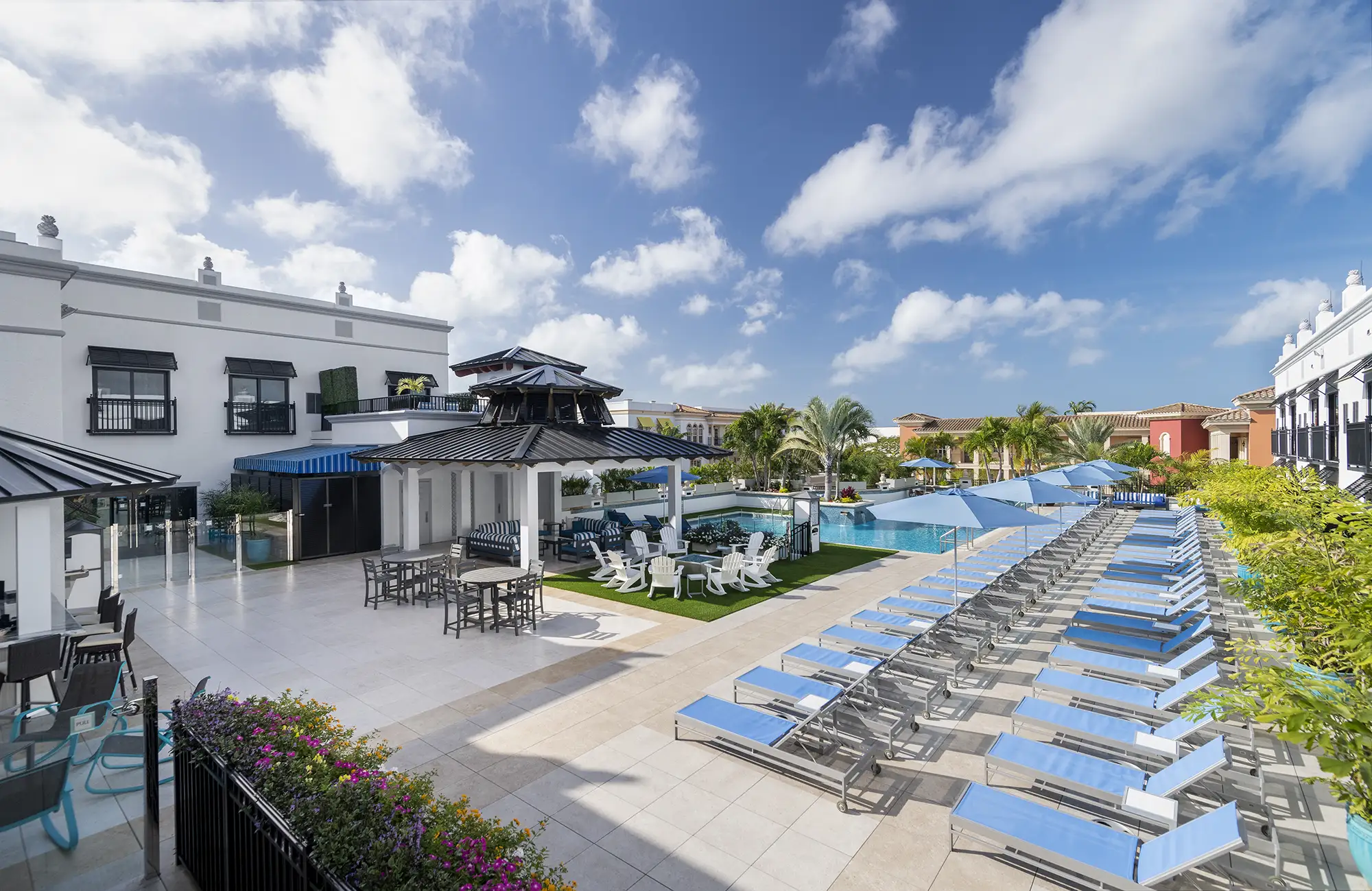Inn On Fifth courtyard with lounges